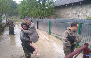 Украинская Венеция: на Прикарпатье дороги превратились в 