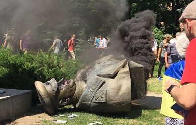 Полиция назвала поваленный в Харькове бюст Жукова хулиганством