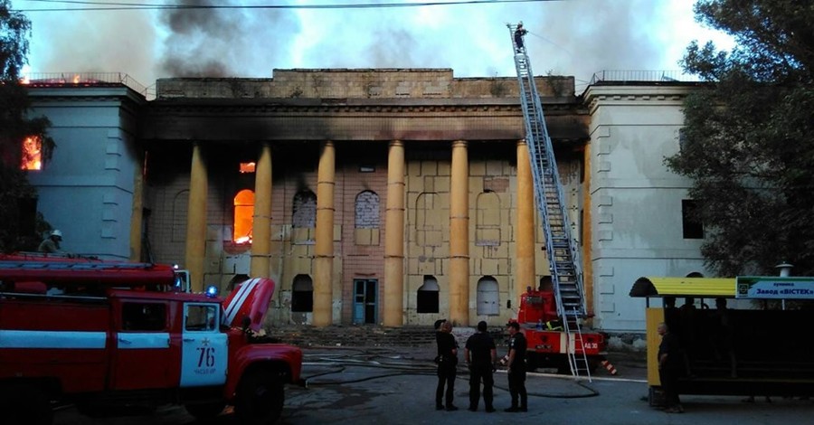 Пожар в доме культуры Бахмута тушили спасатели трех городов