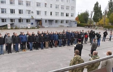 Из метро - в армию: в полиции объяснили, почему парня задержали посреди улицы и направили в военкомат