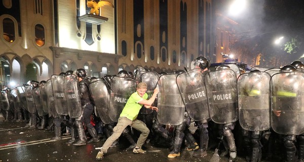 В Грузии возобновились протесты