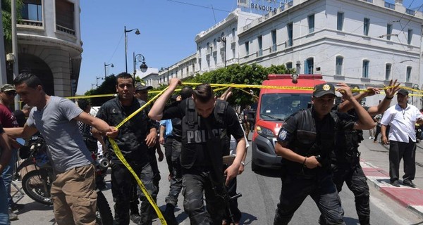 Два смертника подорвали себя в Тунисе, пострадали более десяти человек