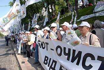 Киевляне митингуют под стенами Кабмина 