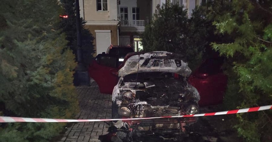 В Херсоне сгорело авто доверенного лица кандидата в народные депутаты Павла Павлиша