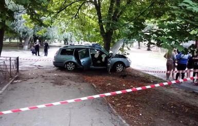 На Днепропетровщине в аварии два человека погибли, четверо – пострадали 