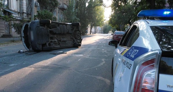 В Херсоне разбилась машина с бюллетенями, а в Донбассе заминировали участки