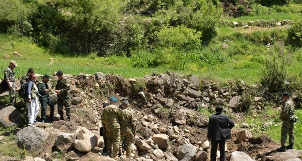 В Пакистане военный самолет упал на жилой район: погибли 17 человек