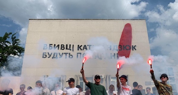 Годовщина смерти Гандзюк: активисты атаковали херсонскую ОГА и дома подозреваемых