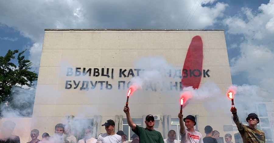 Годовщина смерти Гандзюк: активисты атаковали херсонскую ОГА и дома подозреваемых