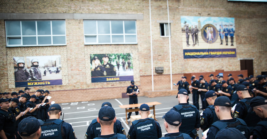 Вооруженные нацгвардейцы патрулируют улицы и могут останавливать транспорт