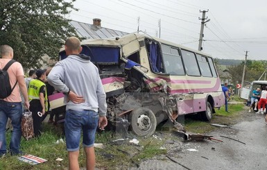 В Тернопольской области от фуры оторвался прицеп и снес пассажирский автобус