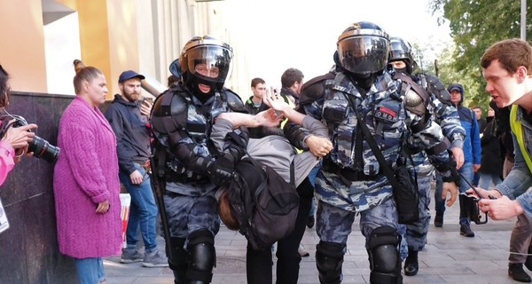 Митинг в Москве: тысячи участников, массовые задержания и украинский флаг