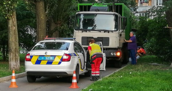 В центре Киева мусоровоз задавил человека