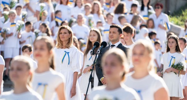 Белое платье Елены Зеленской на солнце оказалось полупрозрачным