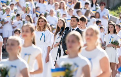 Белое платье Елены Зеленской на солнце оказалось полупрозрачным