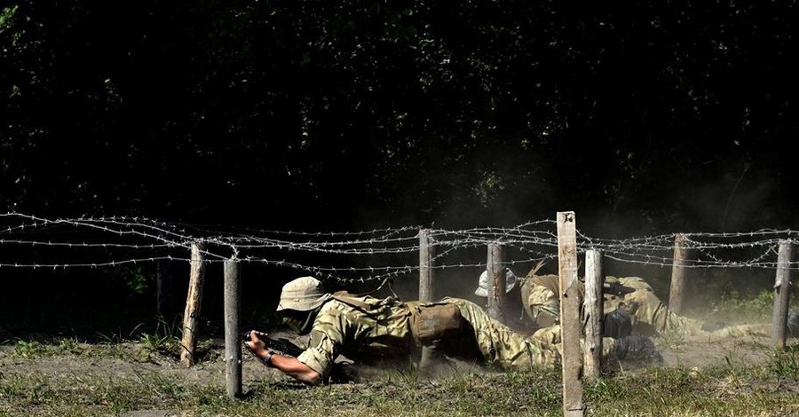 В Донбассе под обстрелом погиб военный