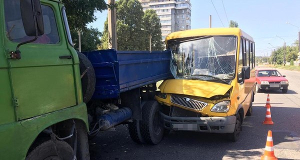 В Запорожье 7 пассажирок маршрутки пострадали в ДТП