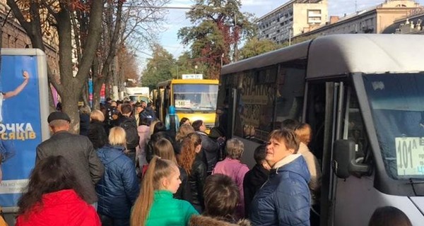 В Днепре из-за аварийного общежития образовался транспортный коллапс