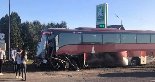 На Львовщине легковушка протаранила туристический автобус