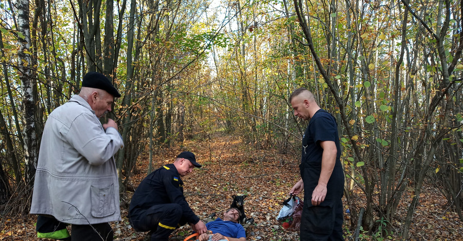 На Закарпатье пес позвал помощь к хозяину, потерявшему сознание в лесу