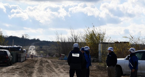 В Золотом жалуются на отсутствие денег, а в Станице Луганской не работают больницы