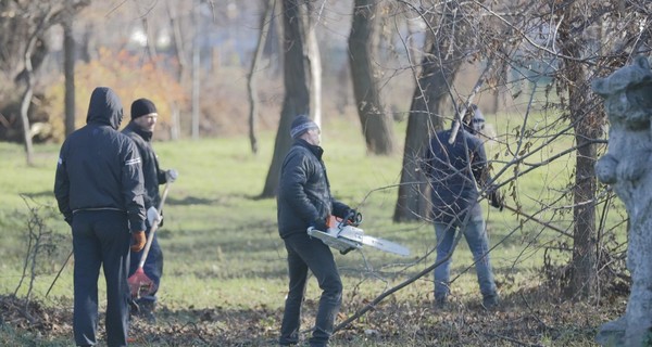 В Днепре неплательщиков алиментов заставили убирать парки