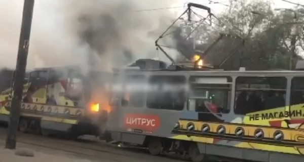 В Днепре горел трамвай с пассажирами