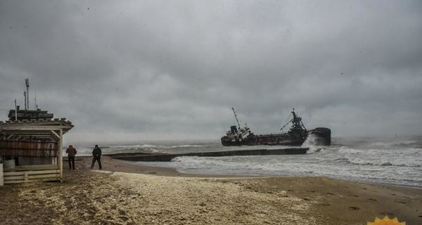 Крушение танкера в Одессе: двоих моряков госпитализировали в больницу