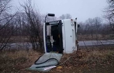 В Винницкой области на скользкой дороге перевернулся рейсовый автобус с пассажирами