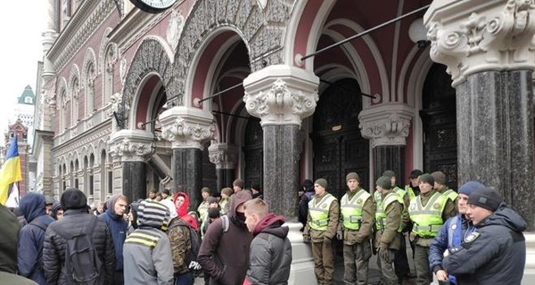 Нацбанк обвинил Коломойского и Дубинского в давлении и проплаченных митингах