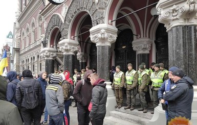 Нацбанк обвинил Коломойского и Дубинского в давлении и проплаченных митингах