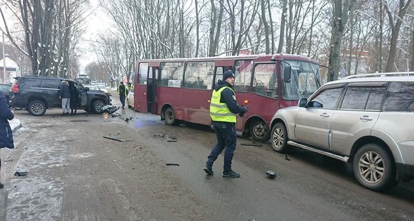 В Сумах джип протаранил автобус, а в Херсоне иномарка - маршрутку