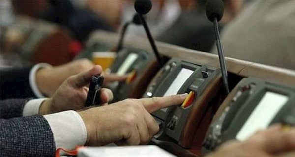 Слуги приняли закон с правкой Геруса, закрепившей импорт электроэнергии из России и Беларуси