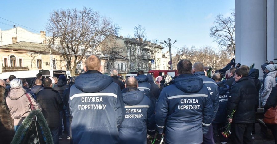 В Одессе попрощались с погибшим во время тушения пожара в колледже спасателем