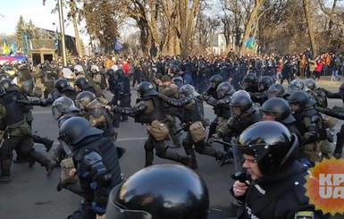 Протестующие устроили турборежим парламенту