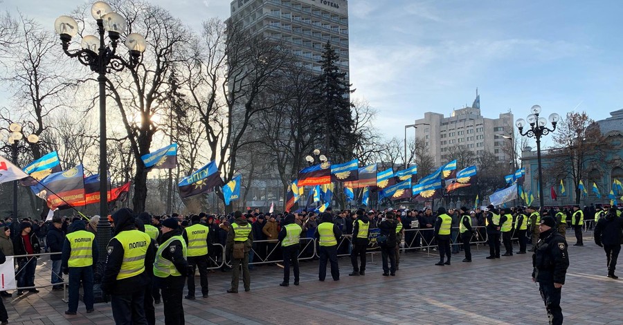 На следующий день после разгона под Радой снова начались протесты