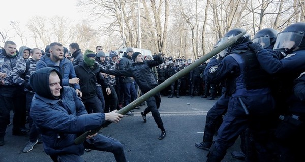 Митинги за деньги, митинги для драки: почему в Украине нет единых правил для протестов