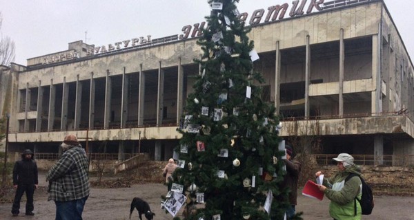 В Припяти бывшие жители города нарядили елку. Впервые за 33 года