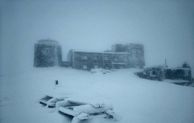 На горе Поп Иван намело полметра снега 