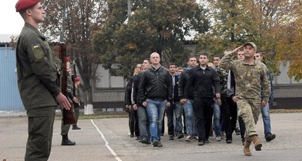 Министр обороны: призывной возраст снижен ради добровольцев  