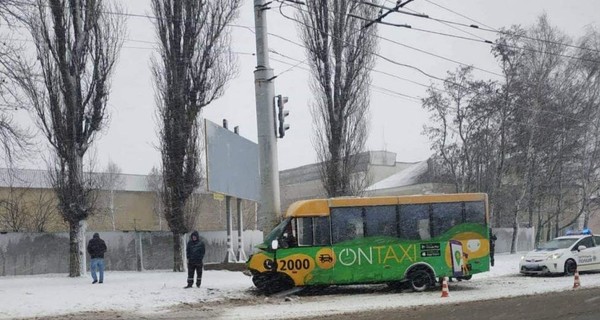 В Сумах маршрутка с людьми протаранила столб