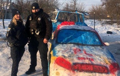 Патрульные Днепра сделали фото около снежного 