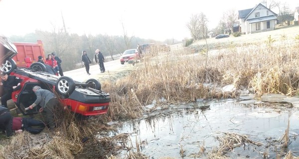 На Львовщине в водоеме утонул автомобиль с людьми