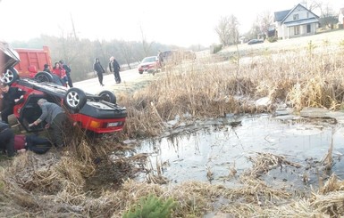 На Львовщине в водоеме утонул автомобиль с людьми