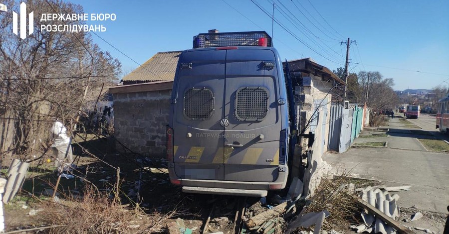 В Мариуполе полицейская машина снесла внедорожник и врезалась в гараж