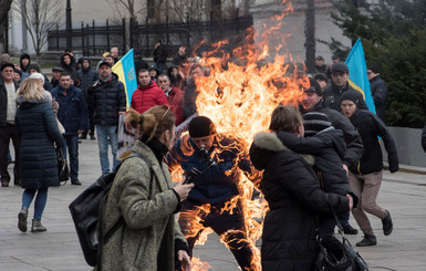 Что известно о мужчине, который поджег себя под Офисом президента