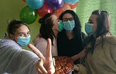 С пирогом и в масках: в Новых Санажарах поздравили именинницу