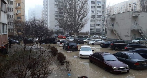 Потоп в одном из дворов Киева: водители вынуждены 