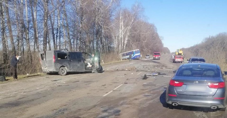 Под Сумами минивэн врезался в автобус: погибли 3 человека