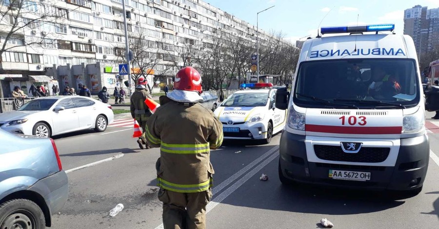 В Киеве таксист на “зебре” сбил мать с сыном: ребенка протащило под машиной